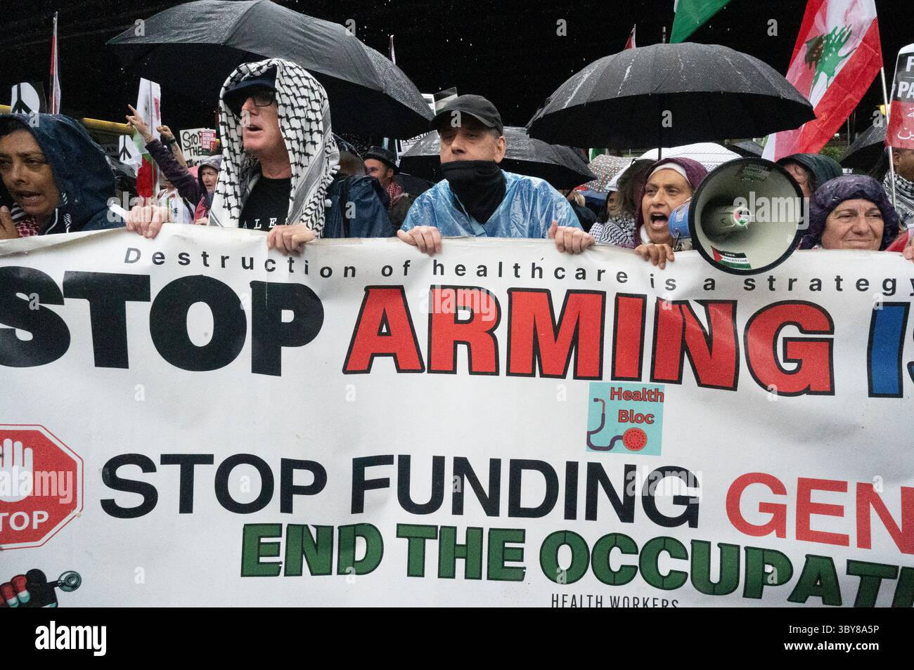 Am 19. Juli 2025 versammelten sich Demonstranten im strömenden Regen an der Botschaft im Zentrum von London, um die Menschen in Palästina und Gaza zu unterstützen. Stockfoto