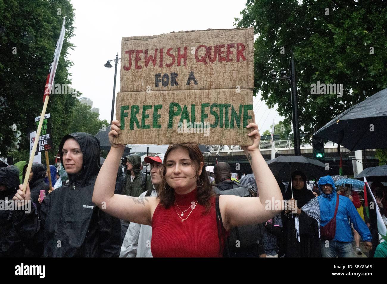 Am 19. Juli 2025 versammelten sich Demonstranten im strömenden Regen an der Botschaft im Zentrum von London, um die Menschen in Palästina und Gaza zu unterstützen. Stockfoto