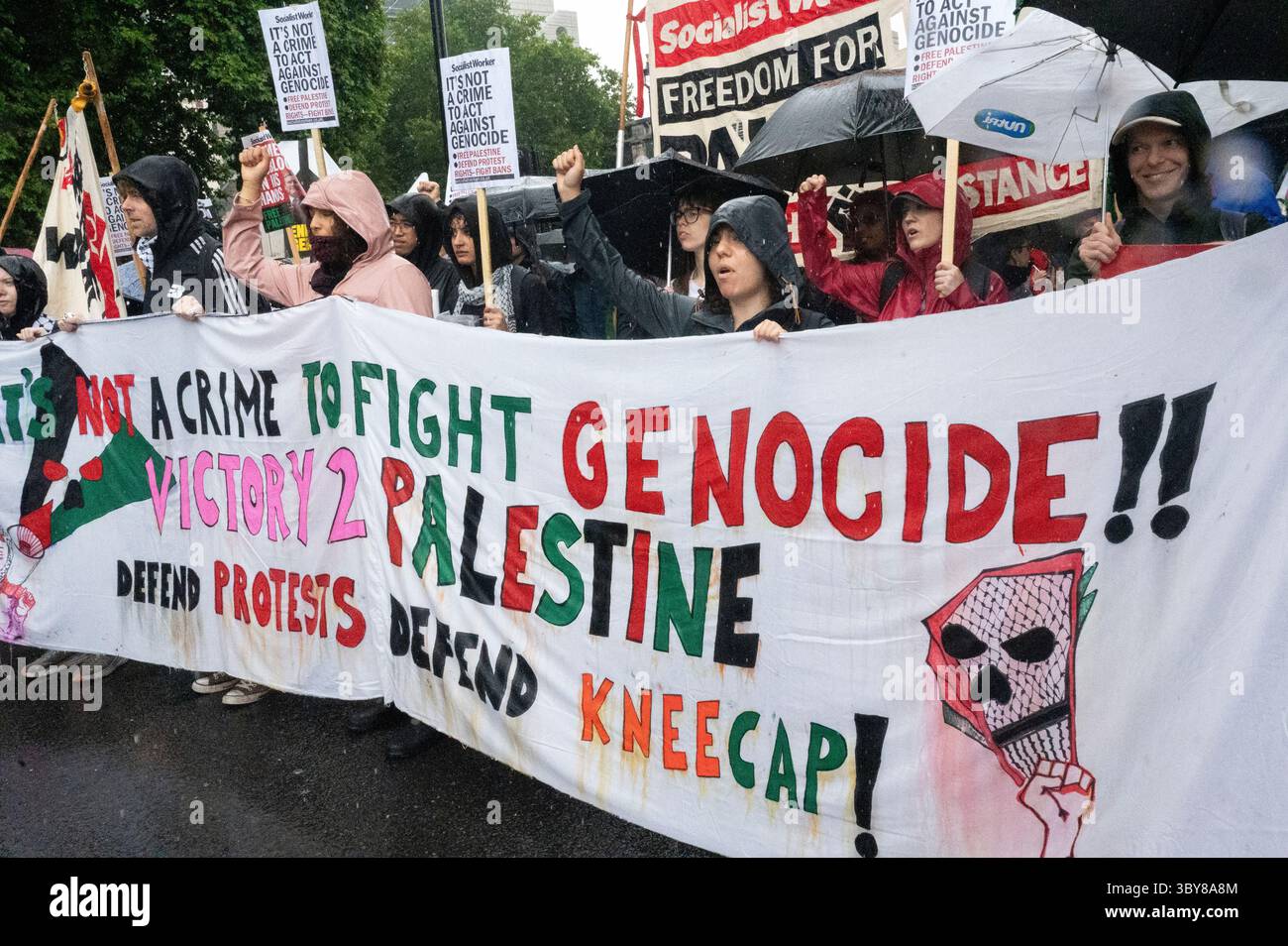 Am 19. Juli 2025 versammelten sich Demonstranten im strömenden Regen an der Botschaft im Zentrum von London, um die Menschen in Palästina und Gaza zu unterstützen. Stockfoto
