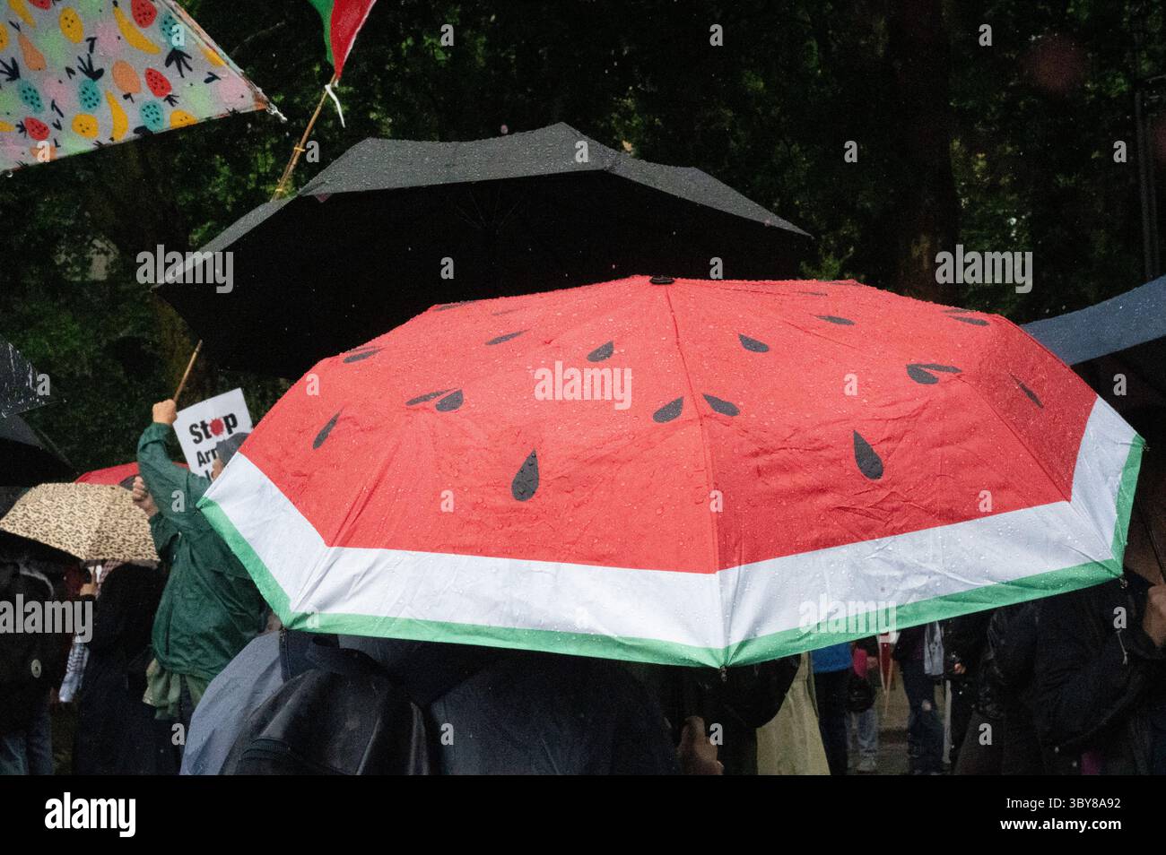 Am 19. Juli 2025 versammelten sich Demonstranten im strömenden Regen an der Botschaft im Zentrum von London, um die Menschen in Palästina und Gaza zu unterstützen. Stockfoto