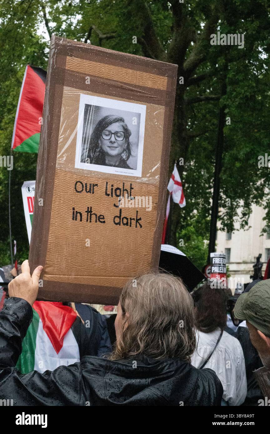 Am 19. Juli 2025 versammelten sich Demonstranten im strömenden Regen an der Botschaft im Zentrum von London, um die Menschen in Palästina und Gaza zu unterstützen. Stockfoto