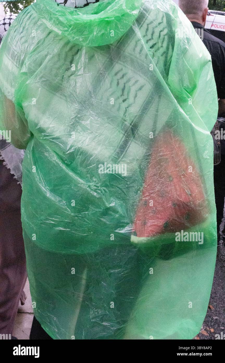 Am 19. Juli 2025 versammelten sich Demonstranten im strömenden Regen an der Botschaft im Zentrum von London, um die Menschen in Palästina und Gaza zu unterstützen. Stockfoto