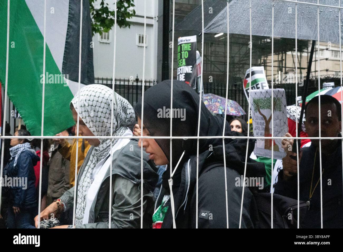 Am 19. Juli 2025 versammelten sich Demonstranten im strömenden Regen an der Botschaft im Zentrum von London, um die Menschen in Palästina und Gaza zu unterstützen. Stockfoto Am 19. Juli 2025 versammelten sich Demonstranten im strömenden Regen an der Botschaft im Zentrum von London, um die Menschen in Palästina und Gaza zu unterstützen. Stockfoto