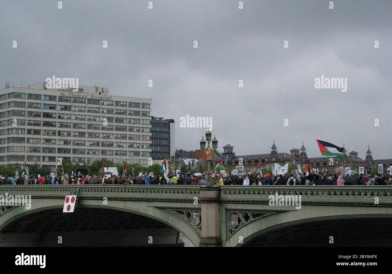Am 19. Juli 2025 versammelten sich Demonstranten im strömenden Regen an der Botschaft im Zentrum von London, um die Menschen in Palästina und Gaza zu unterstützen. Stockfoto Am 19. Juli 2025 versammelten sich Demonstranten im strömenden Regen an der Botschaft im Zentrum von London, um die Menschen in Palästina und Gaza zu unterstützen. Stockfoto