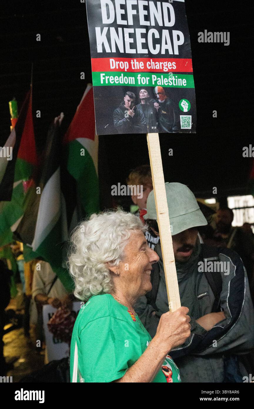 Am 19. Juli 2025 versammelten sich Demonstranten im strömenden Regen an der Botschaft im Zentrum von London, um die Menschen in Palästina und Gaza zu unterstützen. Stockfoto