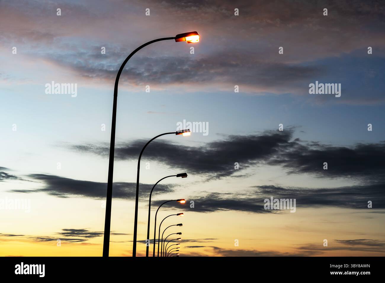 Lampenpfosten gegen Sonnenuntergang Himmel Kota Kinabalu Sabah Malaysia Stockfoto