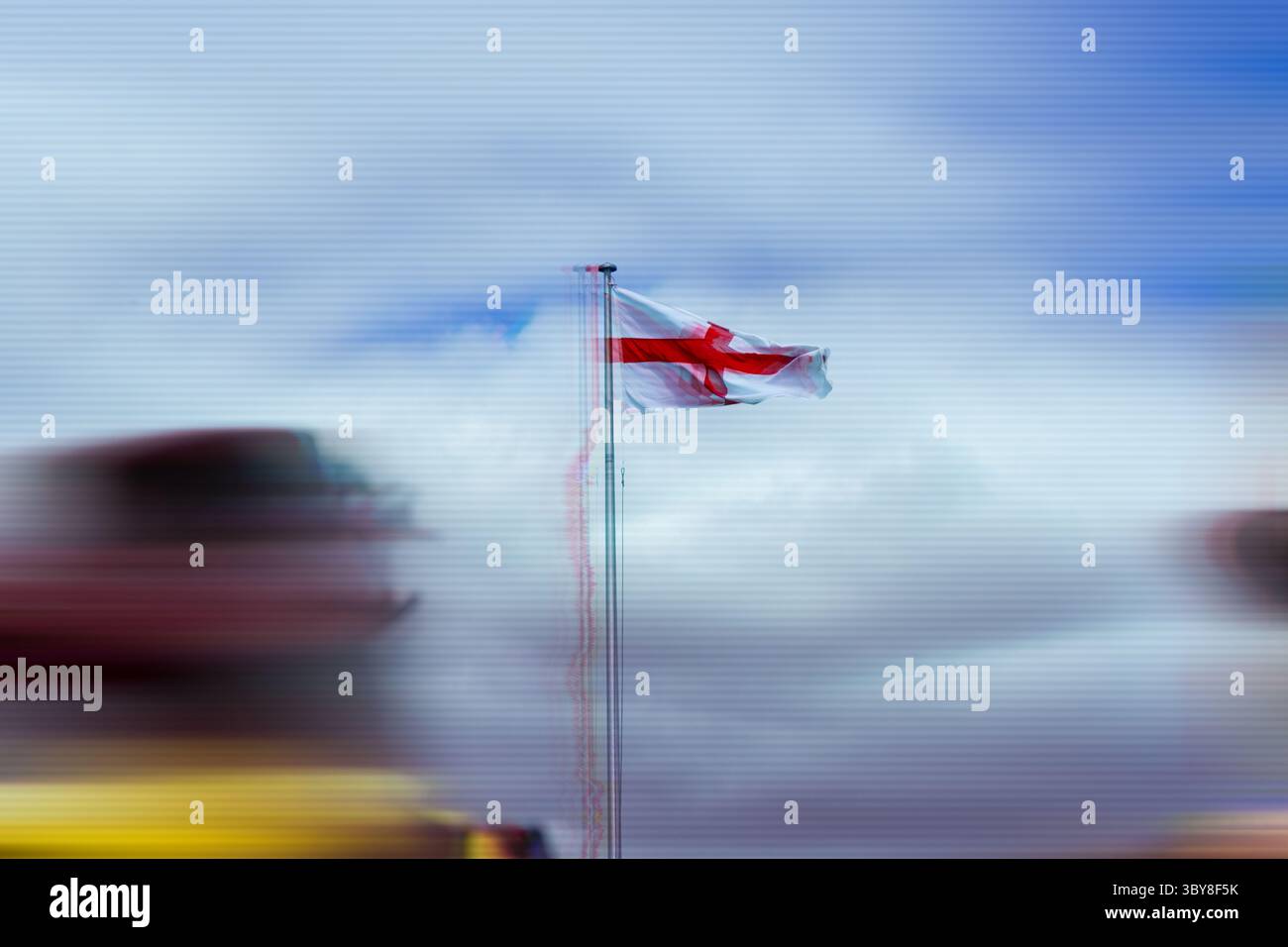 Eine englische St. Georges Flagge, die im Wind fliegt. Mit einem dystopischen, verzerrten Schnitt. Stockfoto