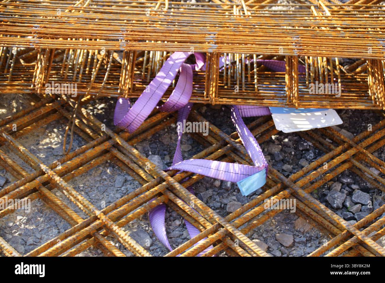 Baustahl wurde mit einem Hebegurt entladen Stockfoto