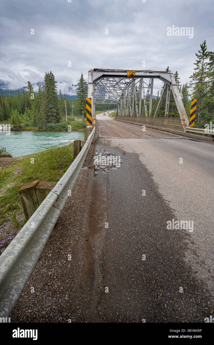 Alte Stahlfachwerkbrücke über den Bow River bei Castle Junction im Banff National Park, Alberta, Kanada Stockfoto