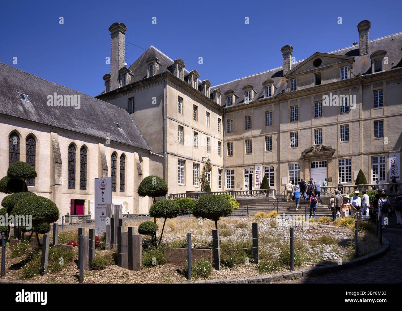 Besucher strömen in das Museum, das Musee de la Tapisserie, den Teppich von Bayeux, die Altstadt, Bayeux, die Normandie, Calvados, Frankreich Stockfoto