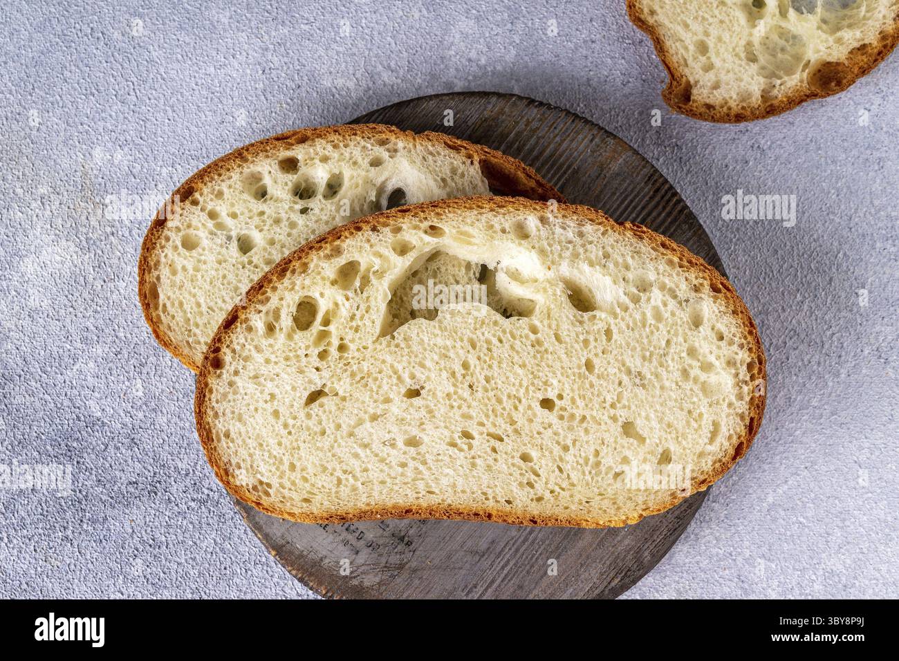 Weißes Brot auf einem runden Holzbrett Stockfoto