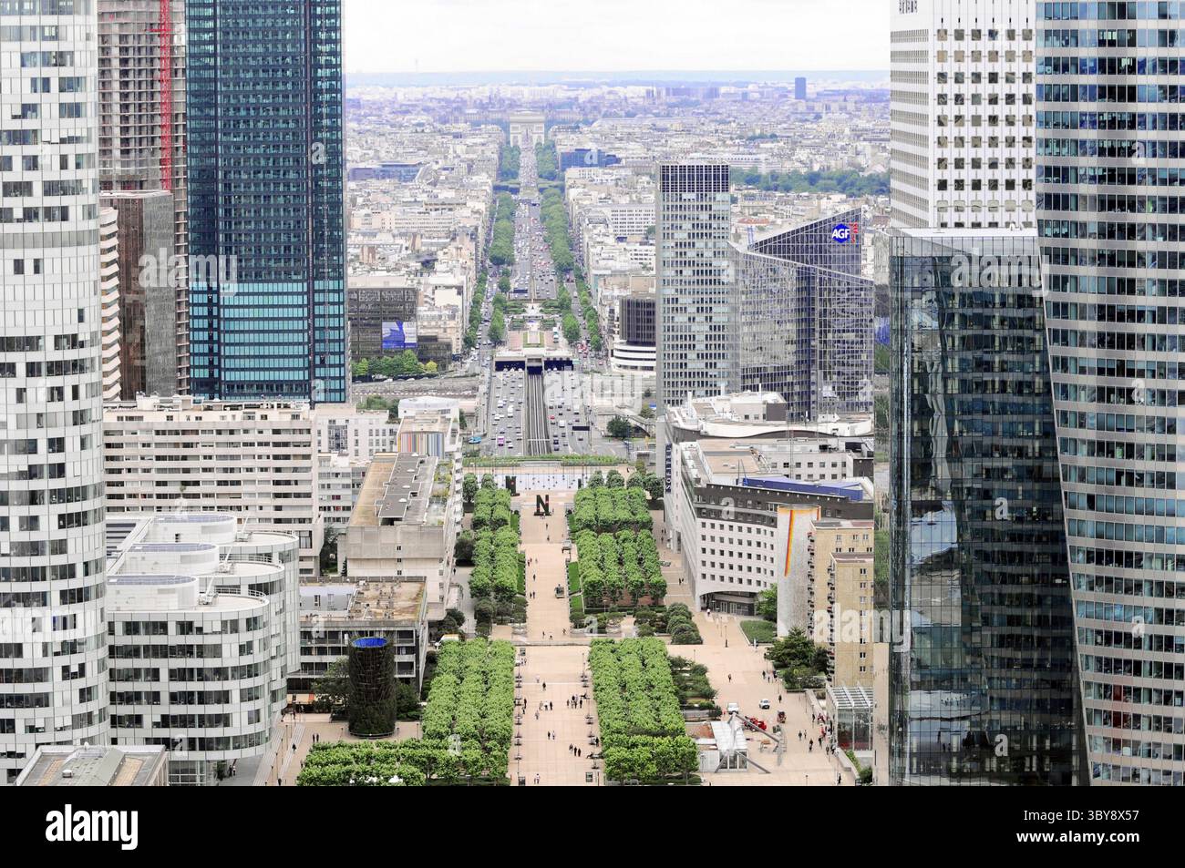 Blick auf die städtische Landschaft mit dichtem Straßennetz und Wolkenkratzern, Paris, Frankreich Stockfoto