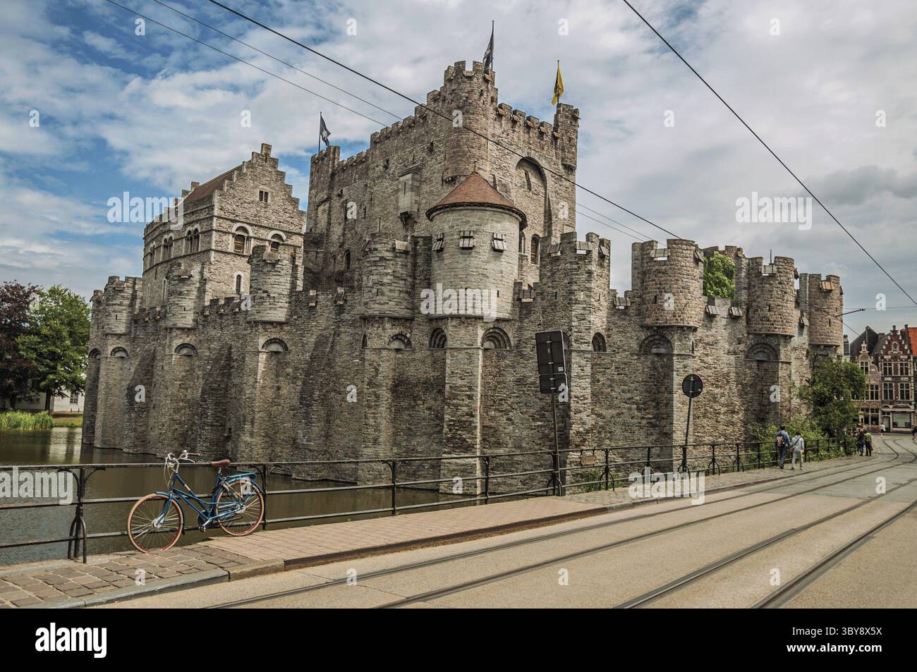 Brücke und Fahrrad vor der Burg Gravensteen an bewölkten Tag in Gent. Neben intensiven kulturellen Lebens, die Stadt ist voll von gotischen Gebäuden und Stockfoto