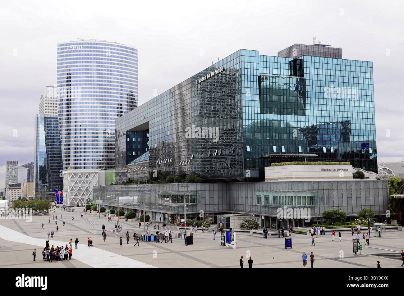 Moderne Hochhäuser mit glänzenden Glasfassaden prägen die städtische Landschaft von Paris, Paris, Frankreich Stockfoto