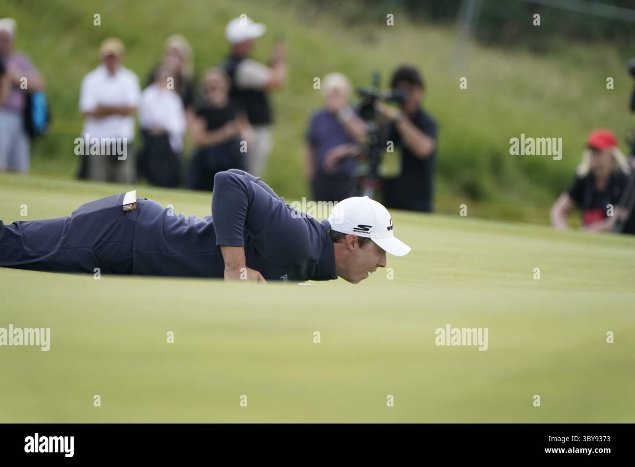 Portrush, County Antrim, Nordirland. Juli 2025. Matthew Fitzpatrick auf dem Grün legt sich auf, um den Putt auf dem 1. Loch in Aktion zu lesen, am 3. Tag der TheÊ153rd Open Championship, Royal Portrush Golf Club (Dunluce Links) in Portrush, County Antrim, Nordirland, von Donnerstag, 17. Juli bis Sonntag, 20. Juli 2025. Stockfoto