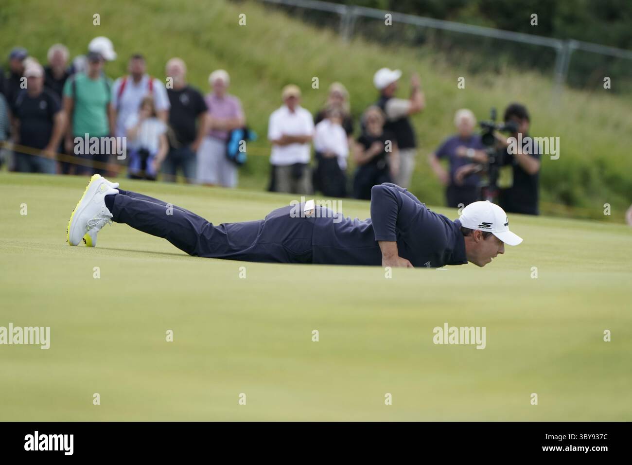 Portrush, County Antrim, Nordirland. Juli 2025. Matthew Fitzpatrick auf dem Grün legt sich auf, um den Putt auf dem 1. Loch in Aktion zu lesen, am 3. Tag der TheÊ153rd Open Championship, Royal Portrush Golf Club (Dunluce Links) in Portrush, County Antrim, Nordirland, von Donnerstag, 17. Juli bis Sonntag, 20. Juli 2025. Stockfoto
