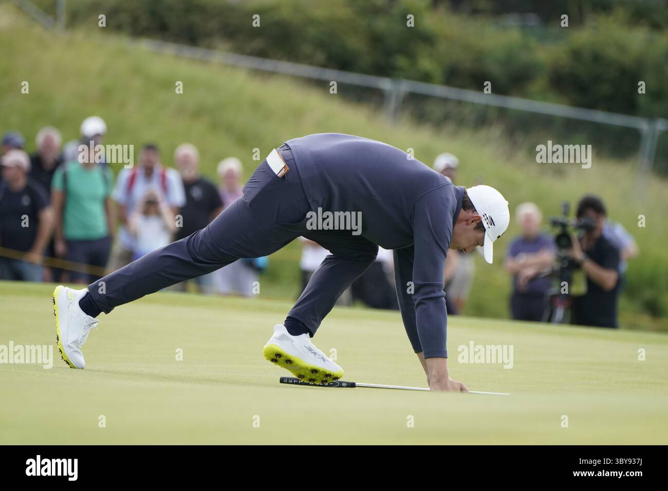 Portrush, County Antrim, Nordirland. Juli 2025. Matthew Fitzpatrick auf dem Grün legt sich auf, um den Putt auf dem 1. Loch in Aktion zu lesen, am 3. Tag der TheÊ153rd Open Championship, Royal Portrush Golf Club (Dunluce Links) in Portrush, County Antrim, Nordirland, von Donnerstag, 17. Juli bis Sonntag, 20. Juli 2025. Stockfoto