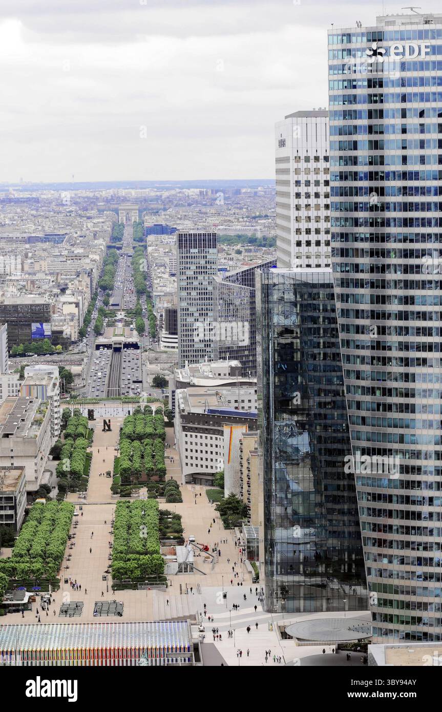 Blick auf eine urbane Landschaft mit Wolkenkratzern und einem Park, Paris, Frankreich Stockfoto