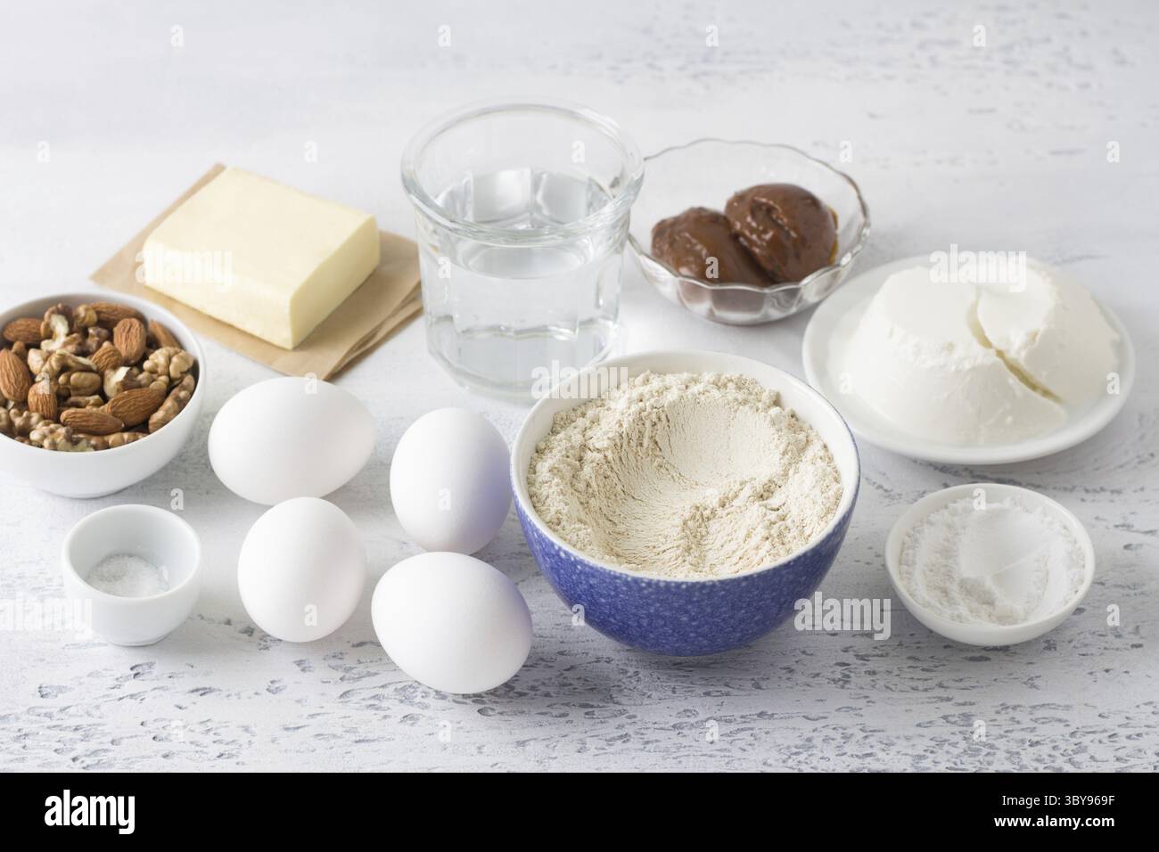 Lebensmittel, Zutaten: Hafermehl, Eier, Wasser, Butter, Quark, gekochte Kondensmilch, Nuss, Puderzucker, Salz für gesundes glutenfreies Backen Stockfoto
