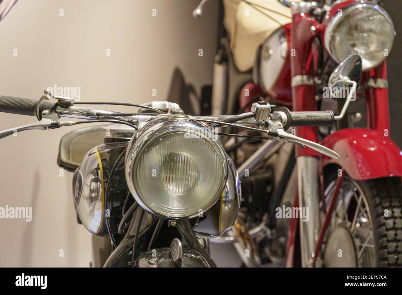 Zwei klassische Motorräder zu sehen, Vorderansicht mit Scheinwerfern und roter Lackierung, Einbeck, Deutschland Stockfoto