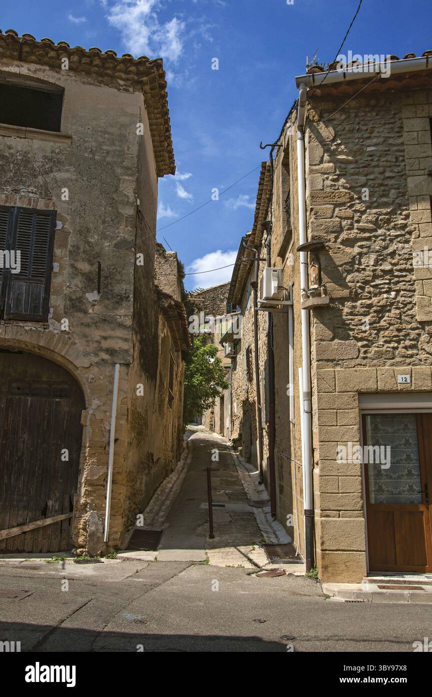 Blick auf die Straße mit Steinhäusern im Stadtzentrum von Chateauneuf-du-Pape. In der Nähe von Avignon, Departement Vaucluse, Region Provence, südöstlicher Franc Stockfoto