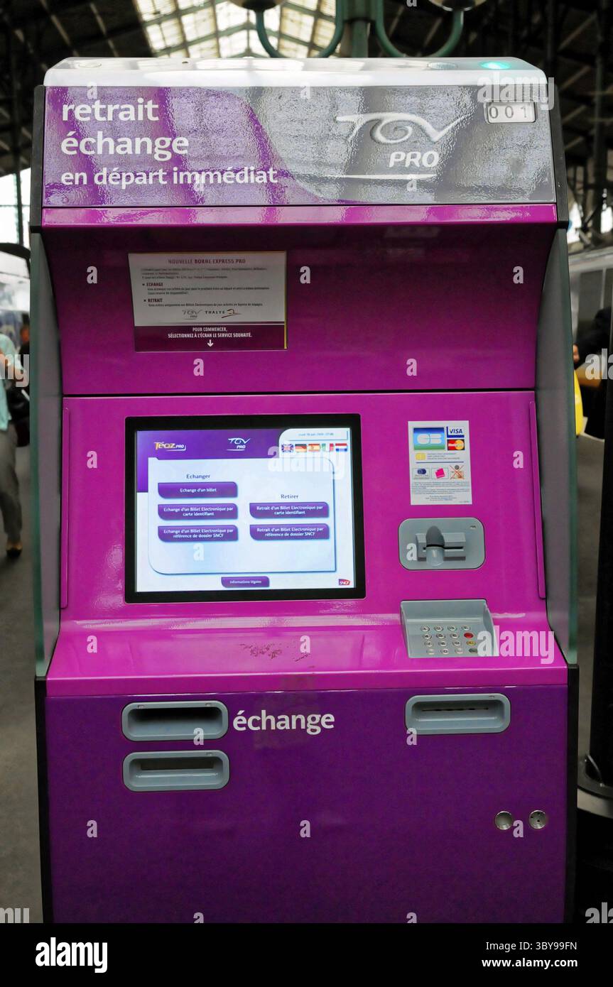 Fahrkartenautomat in Rosa mit Bildschirm und Tastatur am Bahnhof, Paris, Frankreich Stockfoto