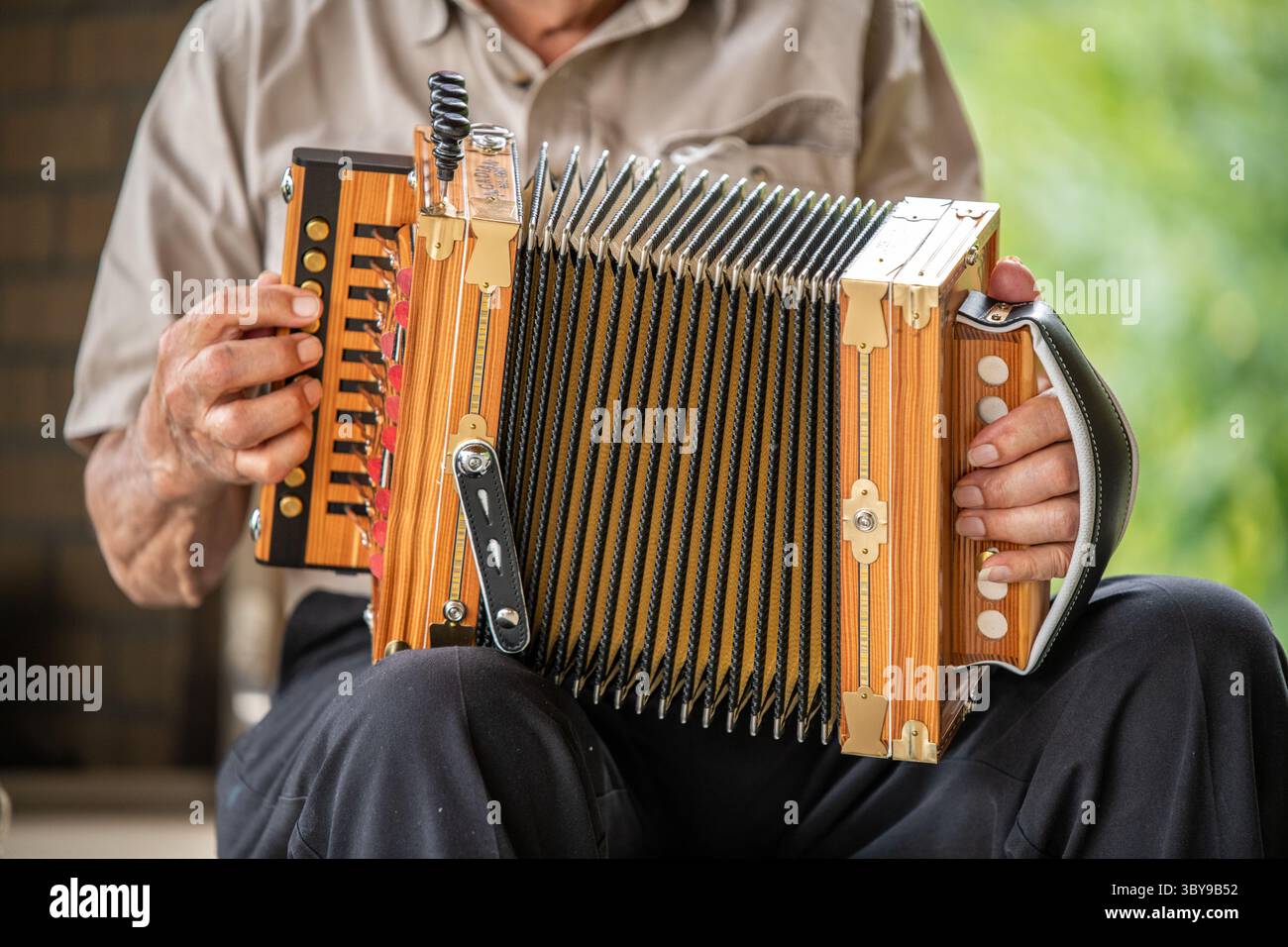 9. September 2021, Church Creek, Maryland, USA: Marc Savoy spielt ein Akkordeon, das er gemacht hat (Credit Image: © Edwin Remsberg/VW Pics via ZUMA Press Wire) Stockfoto