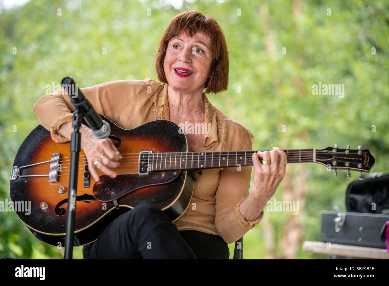 September 2021, Church Creek, Maryland, USA: Ann Savoy singt und spielt Gitarre (Credit Image: © Edwin Remsberg/VW Pics via ZUMA Press Wire) Stockfoto