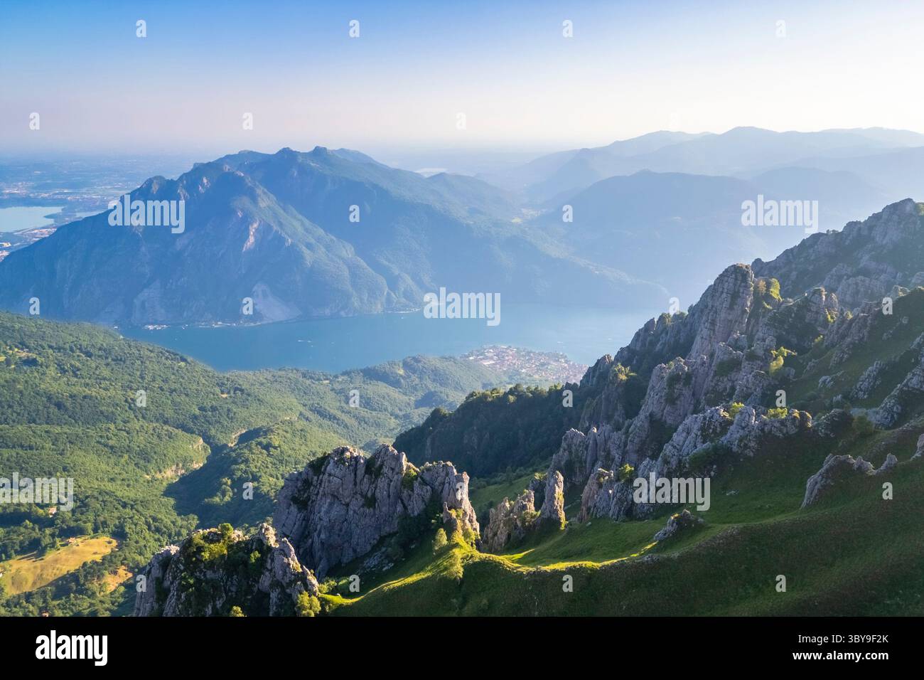 Blick Aus Der Vogelperspektive Auf Die Seite Von Colle Pertusio Und Das blick-aus-der-vogelperspektive-auf-die-seite-von-colle-pertusio-und-das