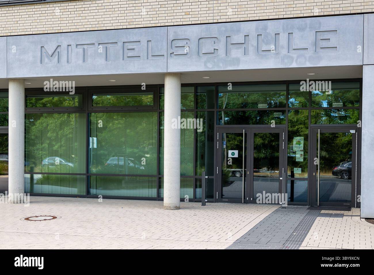 Symbolbild Schulen, Nürnberg, 19.07.2025 Eingangsbereich einer Mittelschule mit moderner Glasfassade und aufgesetztem Schriftzug Mittelschule. Das Schulgebäude liegt in einem städtischen Umfeld. Die Mittelschule bietet verschiedene Abschlüsse der Sekundarstufe I an, darunter den erfolgreichen Mittelschulabschluss, den qualifizierenden Mittelschulabschluss Quali sowie den mittleren Schulabschluss. Das Bild eignet sich als Symbolfoto zu Themen wie Bildung, Schulstruktur und Abschlusswege. Nürnberg Werderau Bayern Deutschland *** Symbolbild der Schulen, Nürnberg, 19 07 2025 Eingangsbereich A Stockfoto