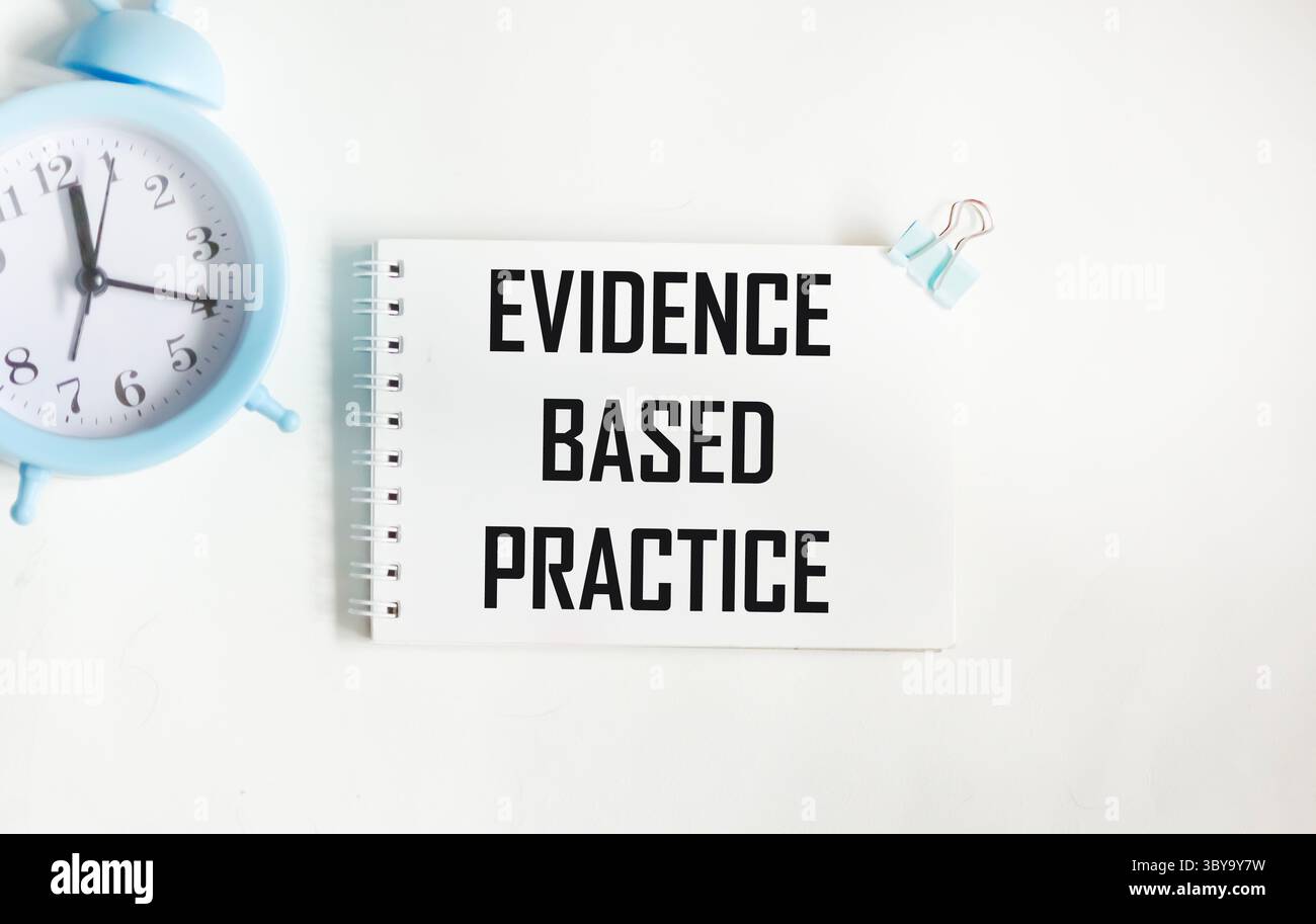 WISSENSCHAFTLICH FUNDIERTER PRAXISTEXT auf einem Notizbuch. Ein Text mit evidenzbasierter Public Health Stockfoto