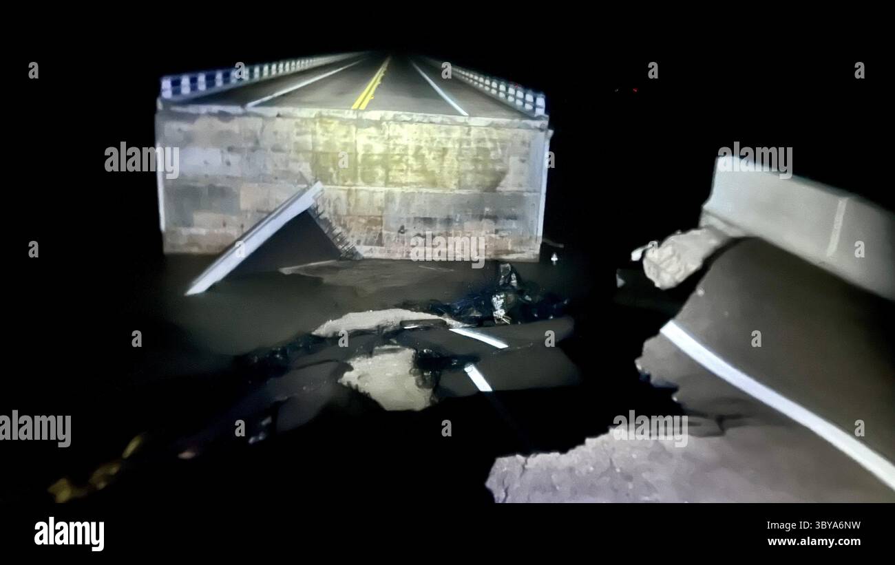 29. September 2022, Sanibel, Florida, USA: Ein Abschnitt des Damms, der nach Sanibel Island im Lee County führte, wurde vom Hurrikan Ian zerstört. Der berühmte Leuchtturm der Inseln überlebte den Hurrikan Ian, aber der Sturm verwüstete den Rest von Sanibel. Es riss Häuser und Wohnkomplexe auseinander und tötete einige Bewohner. (Kreditbild: © Tampa Bay Times via ZUMA Press Wire) Stockfoto