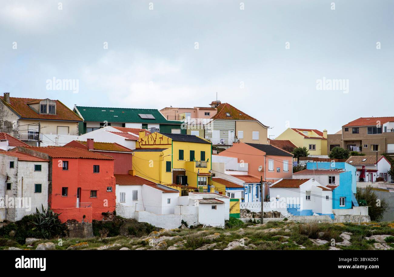 Malerischer Überblick über farbenfrohe portugiesische Dorfhäuser in Peniche, Portugal. Stockfoto