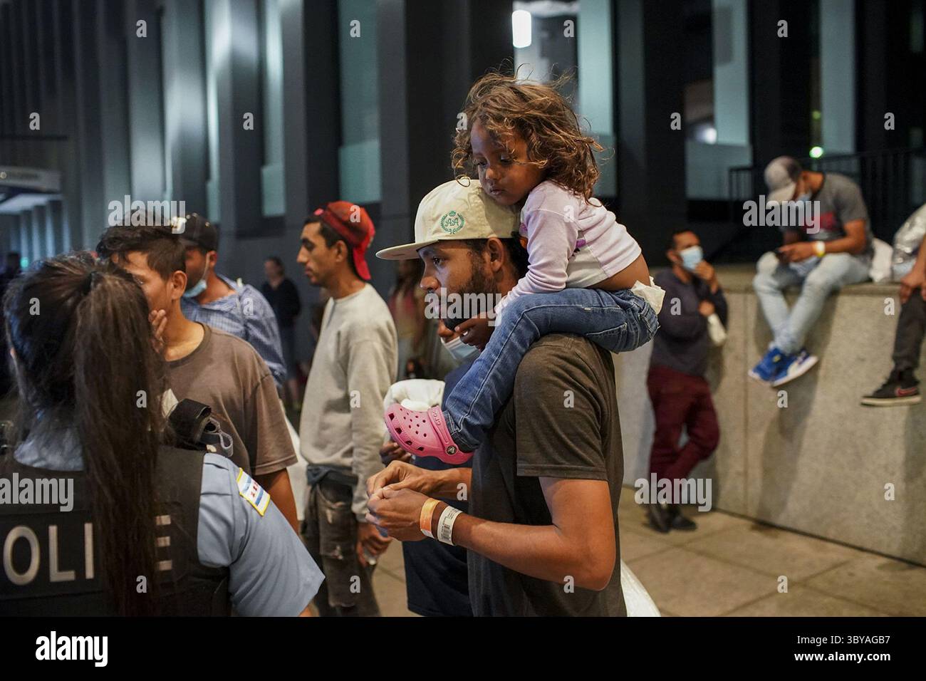 31. August 2022, Chicago, Illinois, USA: ELIER SALAZAR CHACON, 29 Jahre alt, trägt seine 3-jährige Tochter CATALEYA SALAZAR RAMIREZ, während sie mit einem Polizisten aus Chicago spricht, nachdem er mit anderen Migranten aus Texas in einem Bus an der Union Station angekommen ist. 75 Migranten, die in Texas ankamen, wurden an Chicagos Union Station abgesetzt, nachdem Gouverneur Abbott in einer Erklärung die Ankunft der „ersten Gruppe“ von Migranten angekündigt hatte, die nach Chicago reisen. (Bild: © Armando L. Sanchez/Chicago Tribune via ZUMA Press Wire) Stockfoto