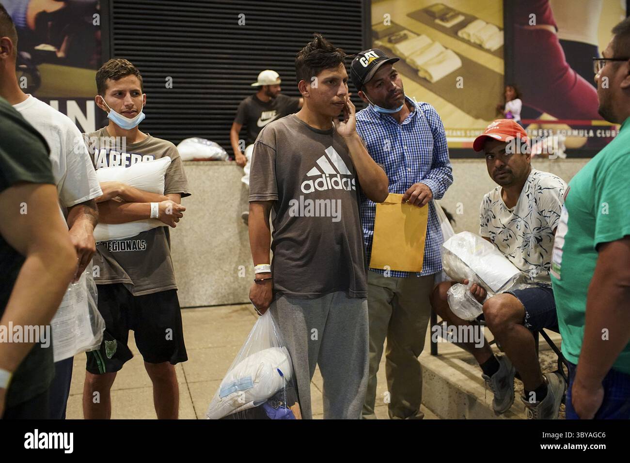 31. August 2022, Chicago, Illinois, USA: Eine Gruppe von Männern steht vor der Union Station, nachdem sie in einem Bus mit anderen Migranten angekommen sind, die von der texanischen Regierung Abbott geschickt wurden. (Bild: © Armando L. Sanchez/Chicago Tribune via ZUMA Press Wire) Stockfoto