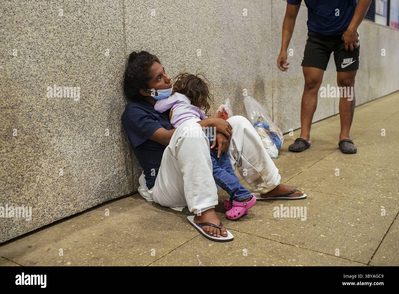 31. August 2022, Chicago, Illinois, USA: ANA RAMIREZ DURAN, 22 Jahre alt, hält ihre dreijährige Tochter CATALEYA SALAZAR RAMIREZ fest, nachdem sie mit anderen Migranten aus Texas in einem Bus an der Union Station angekommen ist. 75 Migranten, die in Texas ankamen, wurden an Chicagos Union Station abgesetzt, sagten Beamte. Texas Abbott kündigte in einer separaten Erklärung die Ankunft der ersten Gruppe von Migranten an, die nach Chicago reisten. (Bild: © Armando L. Sanchez/Chicago Tribune via ZUMA Press Wire) Stockfoto