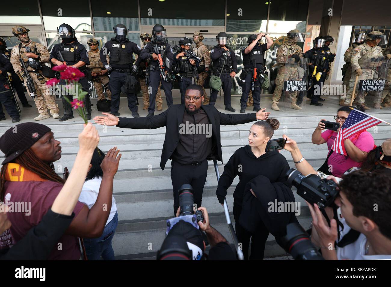 Los Angeles, Kalifornien, USA. Juni 2025. Mitglieder DER Klerus von LA schließen sich den Demonstranten bei einem ICE-Einwanderungsprotest an, während Mitglieder der kalifornischen Nationalgarde und der US-Zoll- und Grenzschutzpolizei am 10. Juni 2025 im Los Angeles Street Federal Building in Los Angeles, KALIFORNIEN, eine Perimeter halten. (Credit Image: © Jonathan Alcorn/ZUMA Press Wire) NUR REDAKTIONELLE VERWENDUNG! Nicht für kommerzielle ZWECKE! Stockfoto