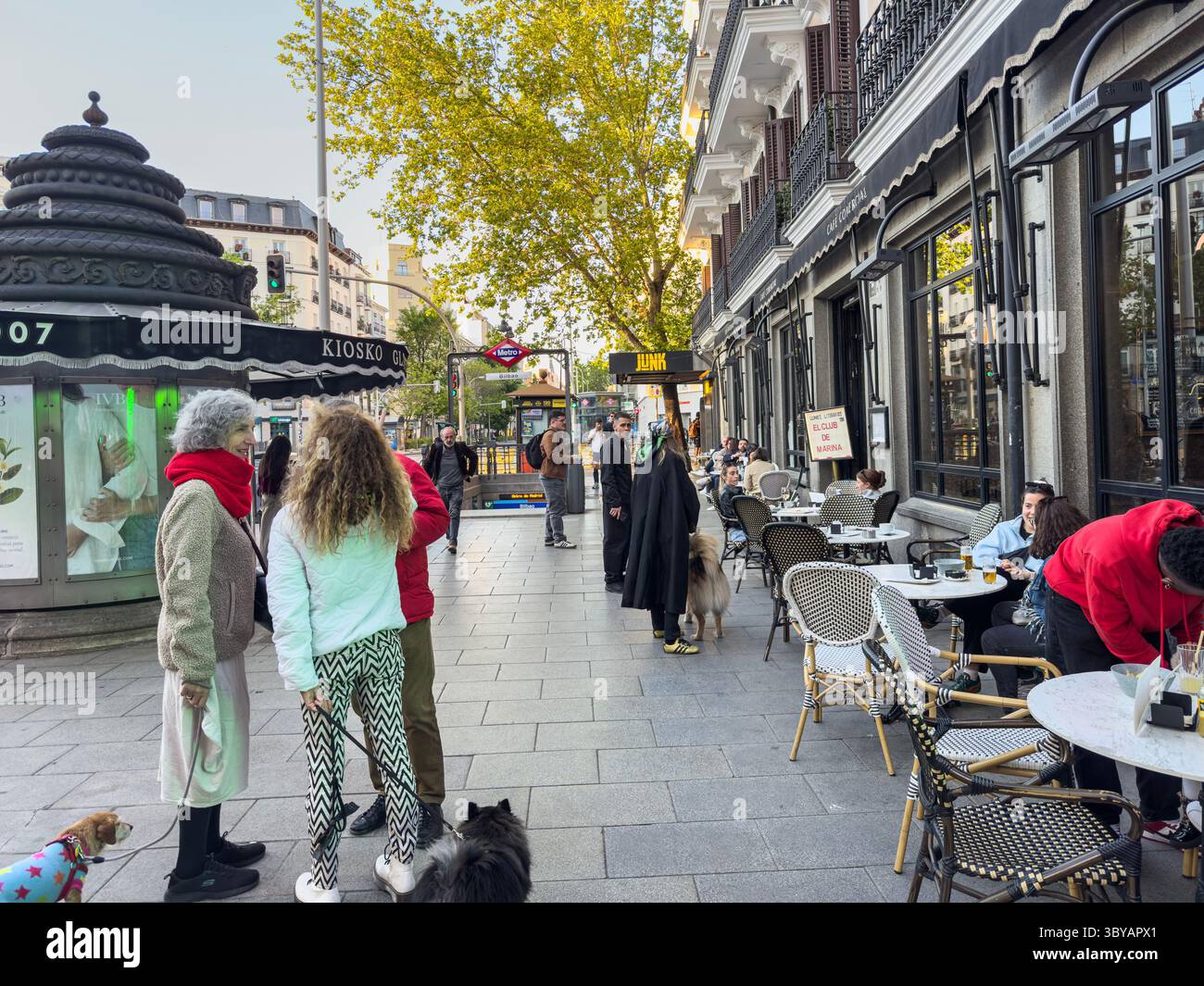 Café Comercial, Kaffee- und Restauranterrassen am Bilbao-Platz, Madrid, Spanien - Smartphone-aufgenommenes Stockfoto