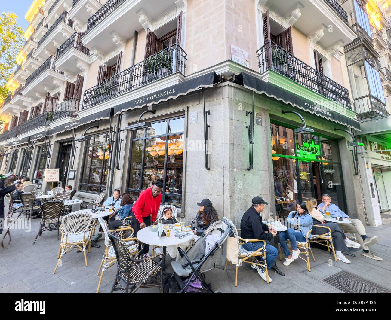 Café Comercial, Kaffee- und Restauranterrassen am Bilbao-Platz, Madrid, Spanien - Smartphone-aufgenommenes Stockfoto
