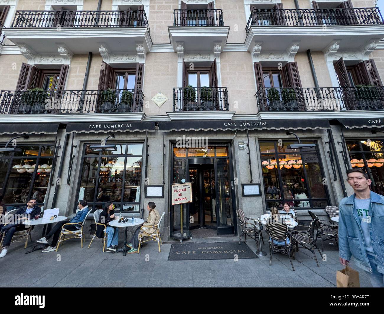 Café Comercial, Kaffee- und Restauranterrassen am Bilbao-Platz, Madrid, Spanien - Smartphone-aufgenommenes Stockfoto