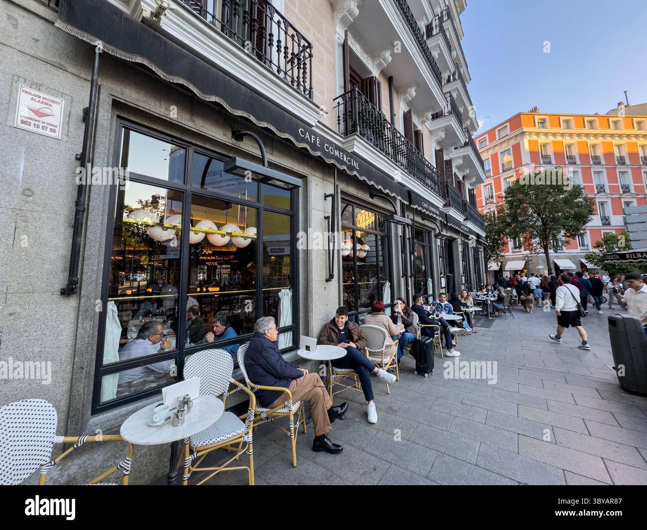 Café Comercial, Kaffee- und Restauranterrassen am Bilbao-Platz, Madrid, Spanien - Smartphone-aufgenommenes Stockfoto