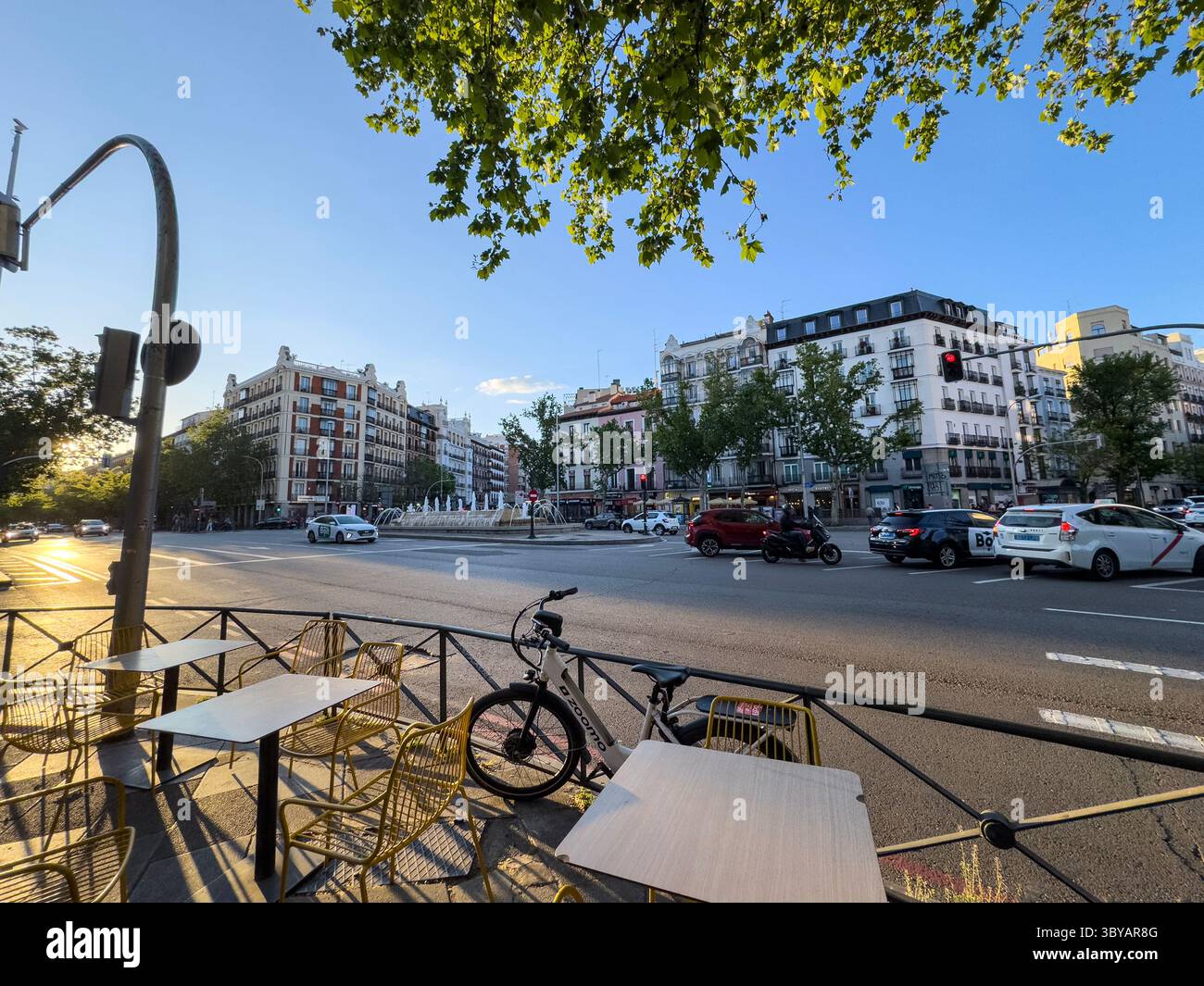 Glorieta de Bilbao bei Sonnenuntergang, Madrid, Spanien - Smartphone-aufgenommenes Stockfoto