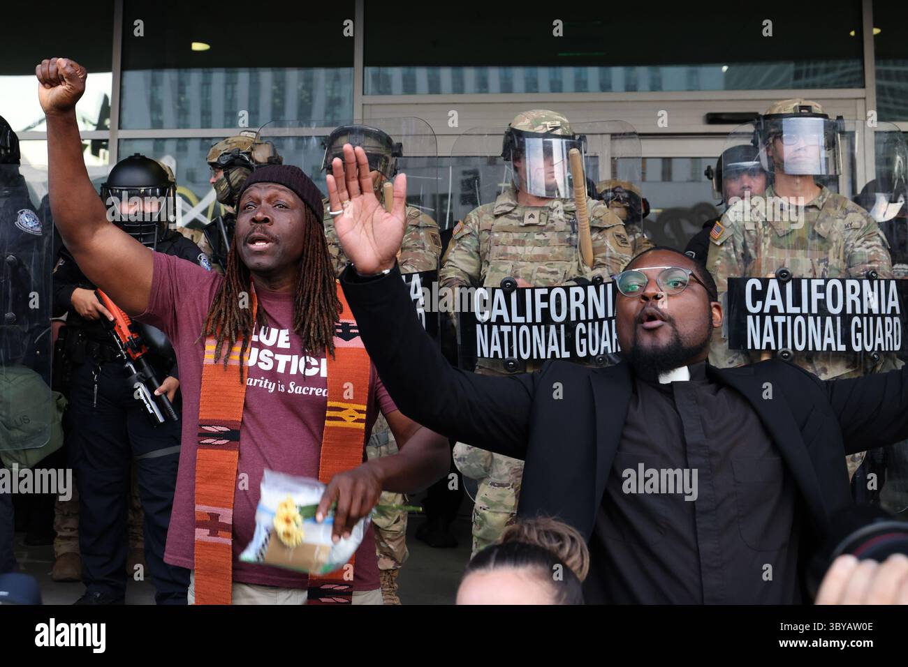 Los Angeles, Kalifornien, USA. Juni 2025. Mitglieder DER Klerus von LA schließen sich den Demonstranten bei einem ICE-Einwanderungsprotest an, während Mitglieder der kalifornischen Nationalgarde und der US-Zoll- und Grenzschutzpolizei am 10. Juni 2025 im Los Angeles Street Federal Building in Los Angeles, KALIFORNIEN, eine Perimeter halten. (Credit Image: © Jonathan Alcorn/ZUMA Press Wire) NUR REDAKTIONELLE VERWENDUNG! Nicht für kommerzielle ZWECKE! Stockfoto