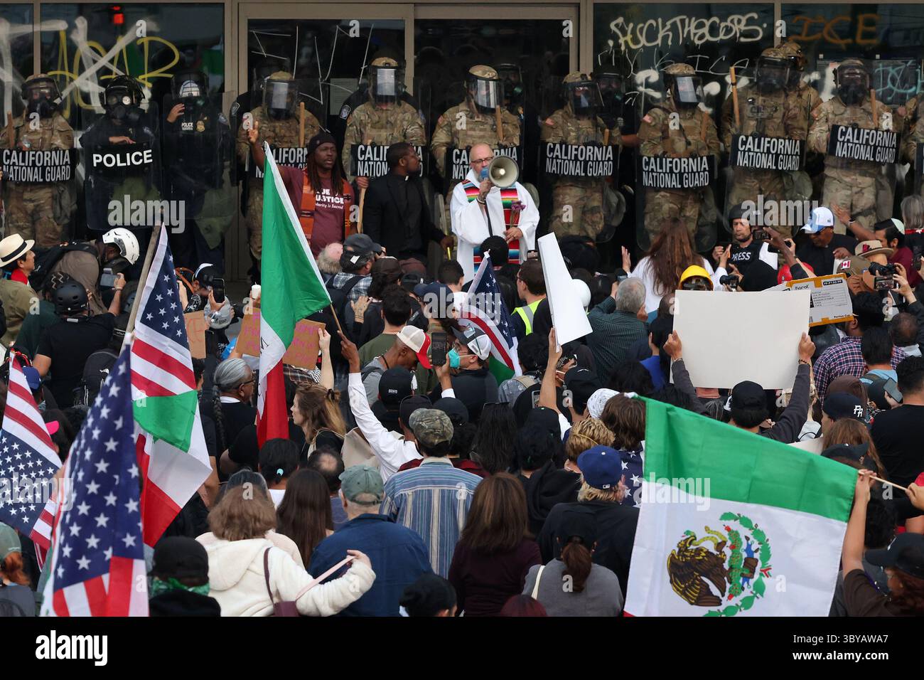 Los Angeles, Kalifornien, USA. Juni 2025. Die Mitglieder DES Klerus von LA schließen sich den Demonstranten während eines Protestes gegen die Einwanderung an, während Mitglieder der California National Guard am 10. Juni 2025 am Los Angeles Street Federal Building in Los Angeles, CA, eine Perimeter halten. (Credit Image: © Jonathan Alcorn/ZUMA Press Wire) NUR REDAKTIONELLE VERWENDUNG! Nicht für kommerzielle ZWECKE! Stockfoto