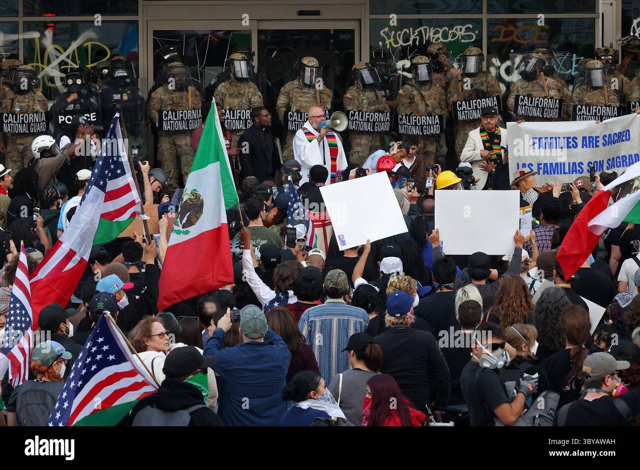 Los Angeles, Kalifornien, USA. Juni 2025. Die Mitglieder DES Klerus von LA schließen sich den Demonstranten während eines Protestes gegen die Einwanderung an, während Mitglieder der California National Guard am 10. Juni 2025 am Los Angeles Street Federal Building in Los Angeles, CA, eine Perimeter halten. (Credit Image: © Jonathan Alcorn/ZUMA Press Wire) NUR REDAKTIONELLE VERWENDUNG! Nicht für kommerzielle ZWECKE! Stockfoto