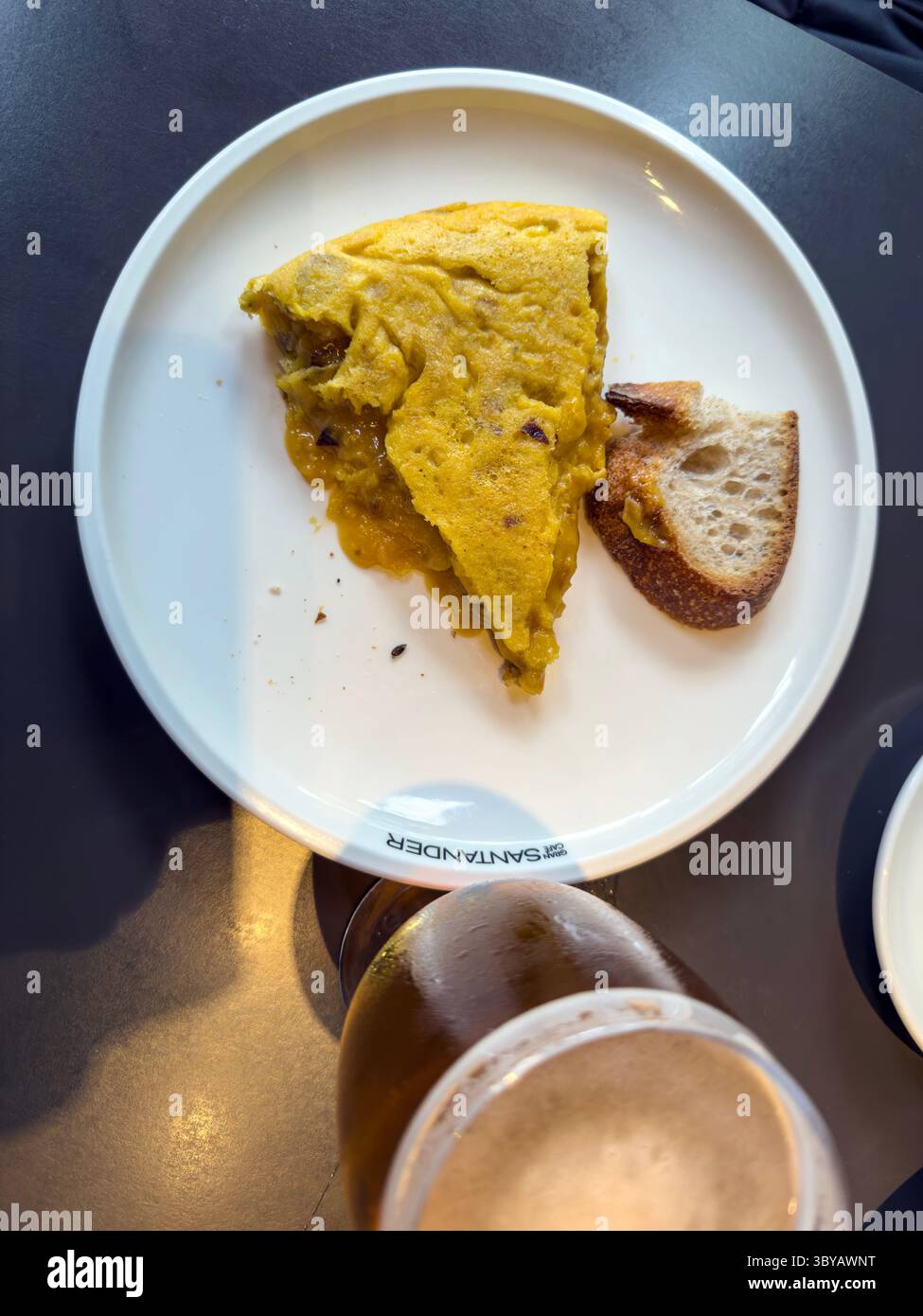 Berühmter Pincho de Tortilla im Gran Café Santander, Plaza de Sta. Bárbara, Madrid, Spanien - Smartphone-aufgenommenes Stockfoto