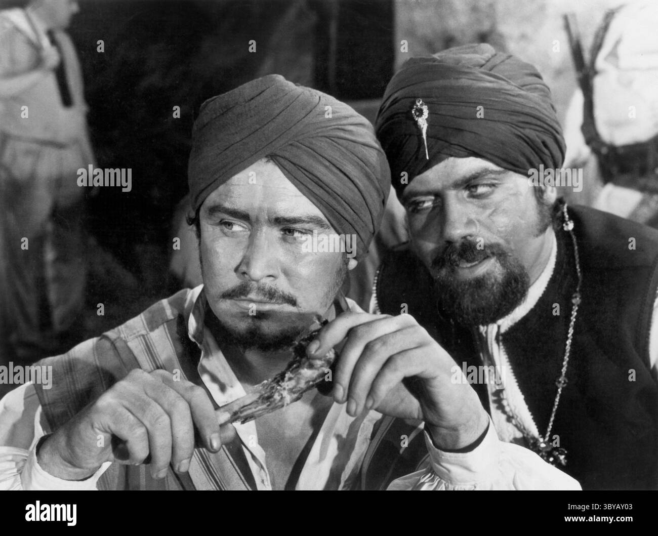 25. Juli 2020, USA: Ronald Lewis, Oliver Reed, am Set des Films, „The Brigand of Kandahar“, Columbia Pictures, 1965 (Bild: © JT Vintage/Glasshouse Via ZUMA Press Wire) Stockfoto