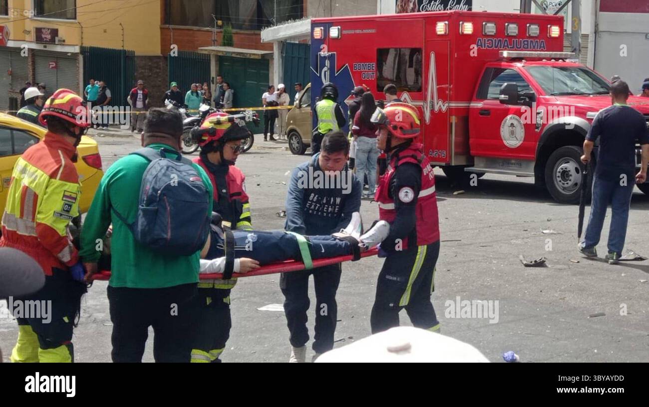VERKEHRSUNFALL 19. Juli 2025 schwerer Verkehrsunfall mit mehreren Autos und einem LKW, das Ergebnis war ein Toter und mehrere Verletzte im Sektor der Legarda nördlich von Quito QUITO PICHINCHA ECUADOR DIS ACCIDENTEDETRANSITO da10903b7b61093db31e020bc0da9b3c Copyright: XHENRYxLAPOx Stockfoto