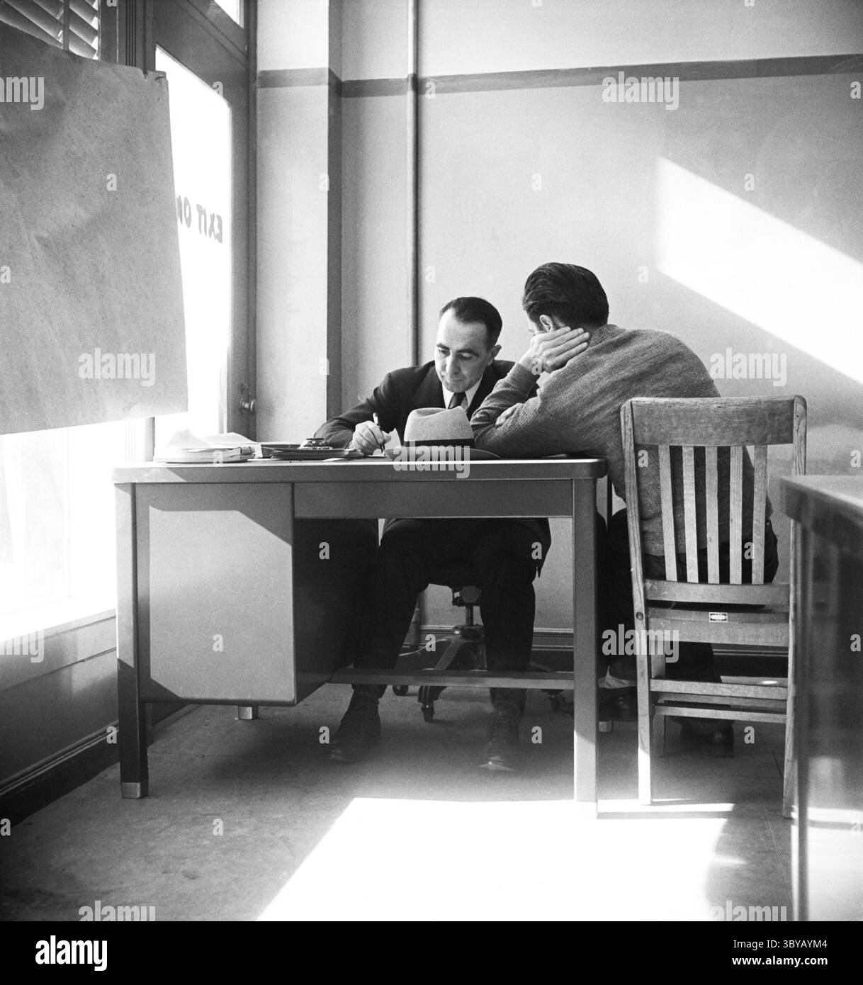 14. Januar 2022, San Francisco, Kalifornien, USA: Man wird für Arbeitslosengeld interviewt, State Employment Service Office, San Francisco, Kalifornien, USA, Dorothea lange, Information des US-Kriegsministeriums/USA Farm Security Administration, Januar 1938 (Credit Image: © Circa Images/Glasshouse via ZUMA Press Wire) Stockfoto