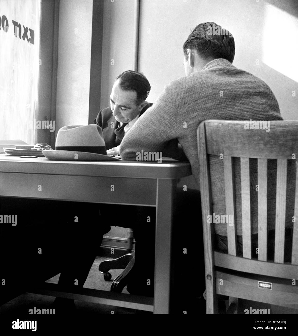 14. Januar 2022, San Francisco, Kalifornien, USA: Man wird für Arbeitslosengeld interviewt, State Employment Service Office, San Francisco, Kalifornien, USA, Dorothea lange, Information des US-Kriegsministeriums/USA Farm Security Administration, Januar 1938 (Credit Image: © Circa Images/Glasshouse via ZUMA Press Wire) Stockfoto